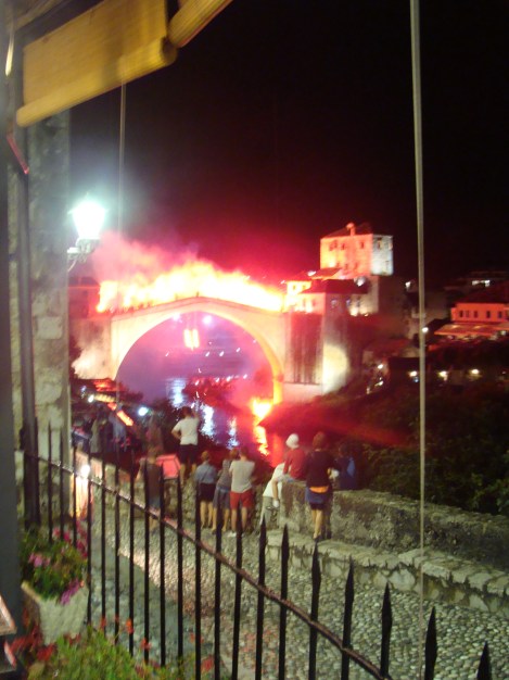 köprüden atlayan yerliler